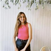 Profesora de arte con énfasis en pintura y realismo